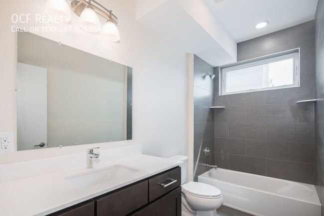 Building Photo - Large Modern Queen Village Three Bedroom /...