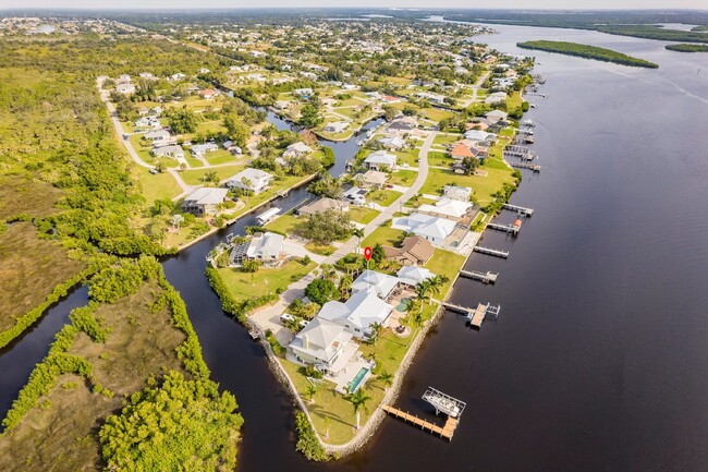 Building Photo - Boat lovers dream home!! River, boat lift,...