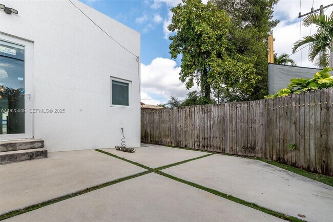 Building Photo - 3660 SW 24th Ter