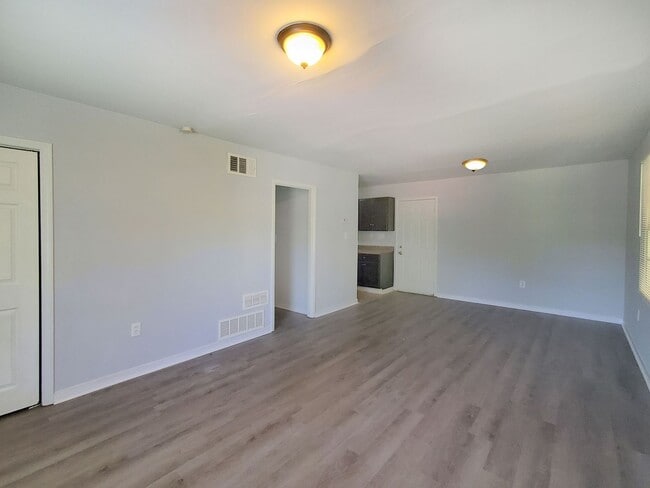 Building Photo - COMING SOON: Fantastic 3/1 Bungalow Near Langford Park - Housing Vouchers Accepted