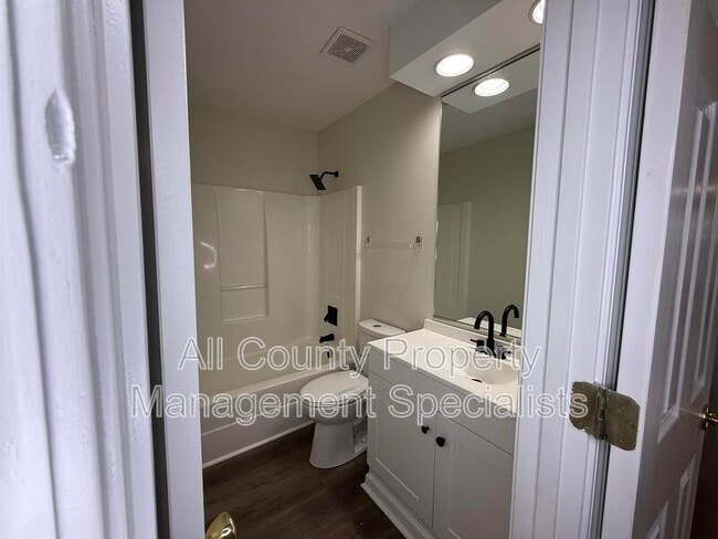 Building Photo - 122 Hounds Ct S
