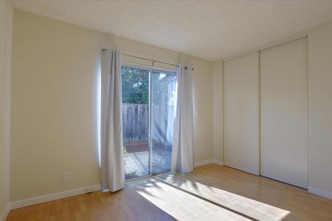 Building Photo - Great Home in Secure Complex