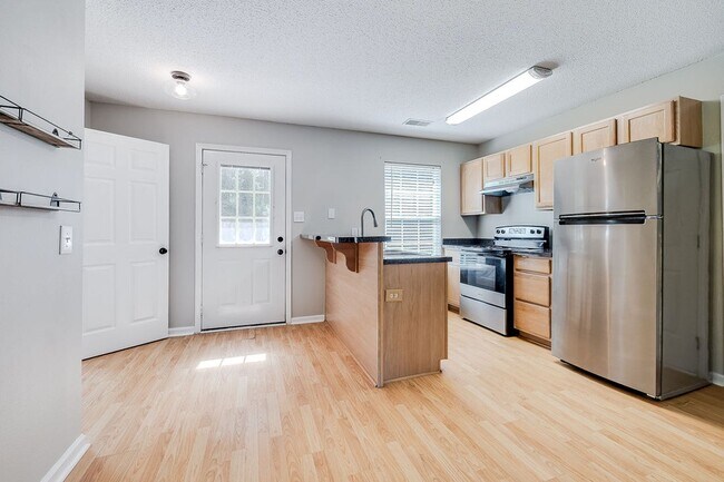 Building Photo - 3 Bedroom Springfield Home with Garage and Large Backyard