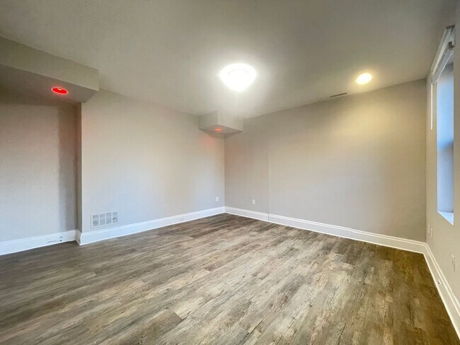 Building Photo - 2259 Loth St