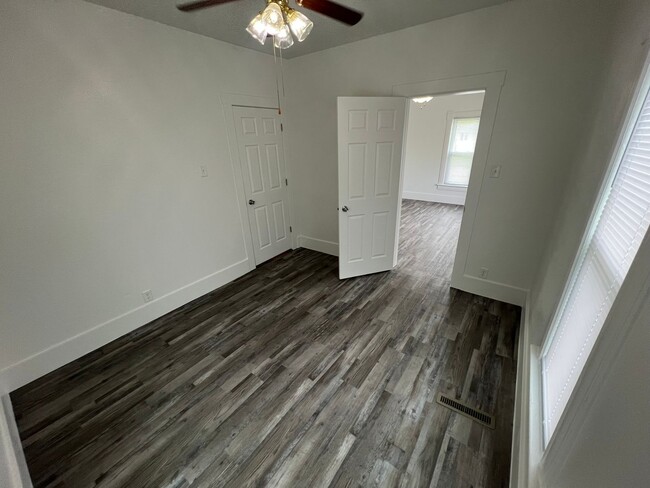Building Photo - 2 bedroom house with fenced in back yard i...