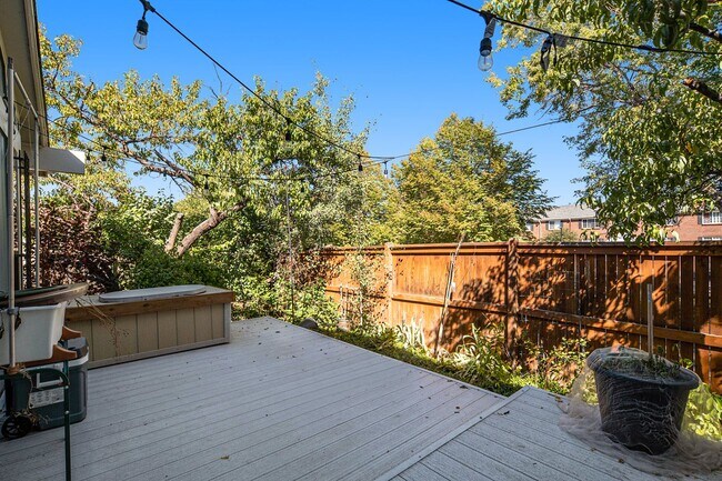 Building Photo - 4 bed/3 bath very spacious, fully furnishe...
