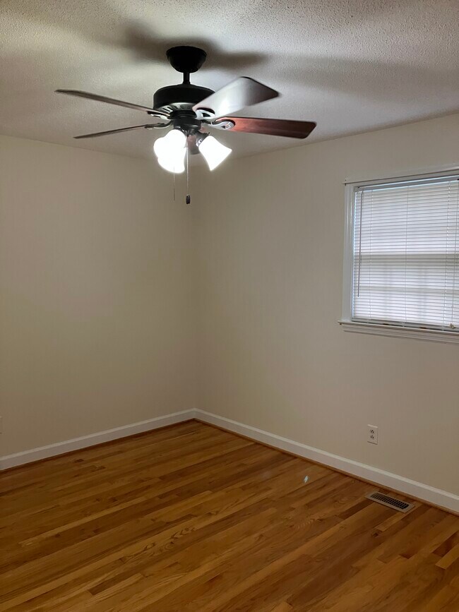 Building Photo - 1424 Hobart Dr