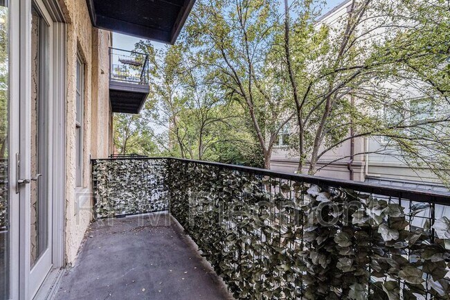 Building Photo - 925 Garrett St