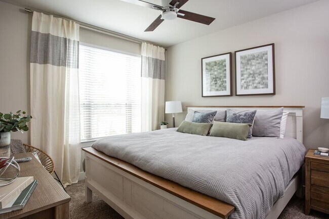 Building Photo - Spacious Apt 2/2 with Pool & Pets!