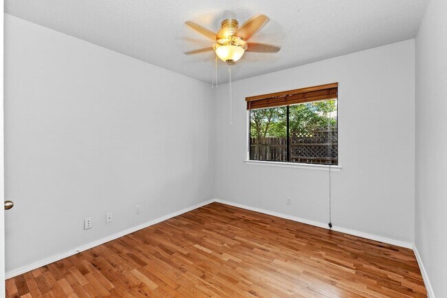 Building Photo - 607 Russet Valley Dr