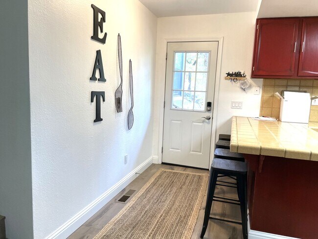 Building Photo - 3 bedroom, 3 bath unfurnished or furnished...
