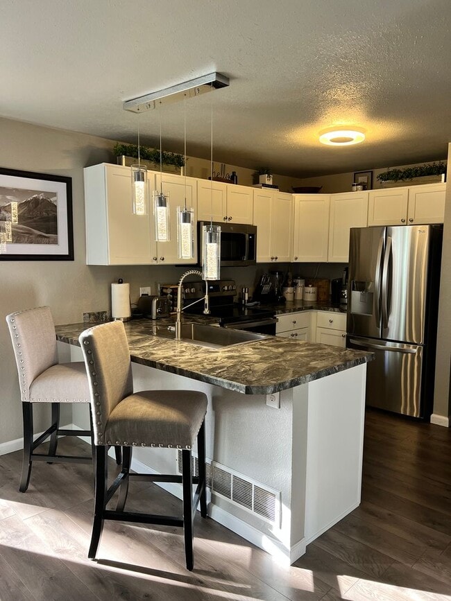 Building Photo - Fully Furnished 1 Bed 1 Bath Unit Available NOW!