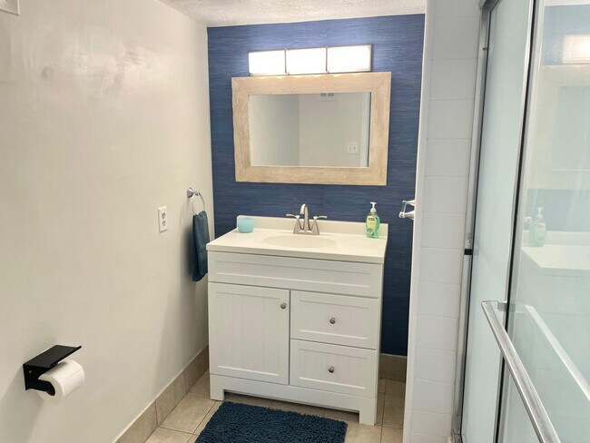 Building Photo - 140 NE 19th Ct