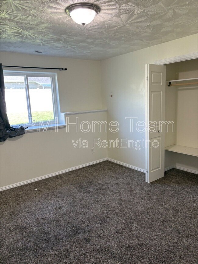 Building Photo - 1489 W 690 S