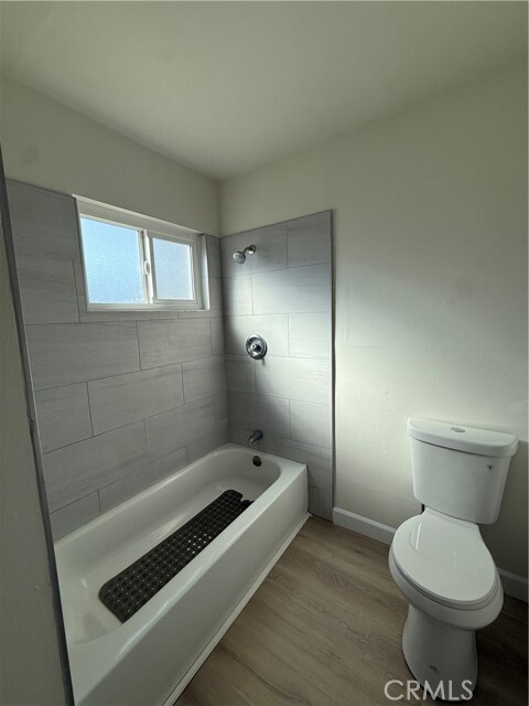 Building Photo - 558 S Benjamin St