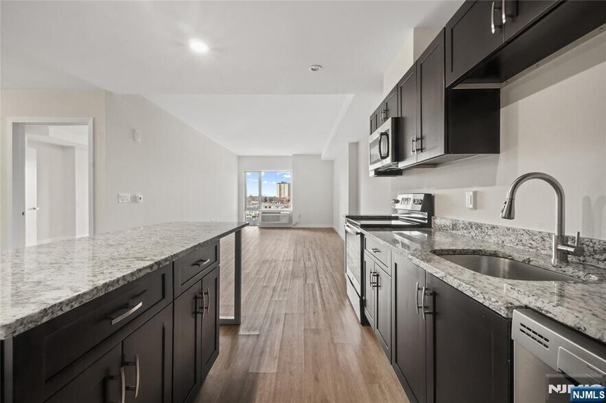 Building Photo - 69 Main St