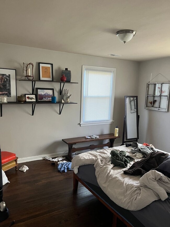 Building Photo - 2-bedroom 1 bath cottage