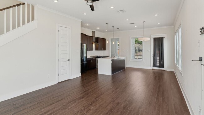 Building Photo - 3 Bedroom House Available NOW