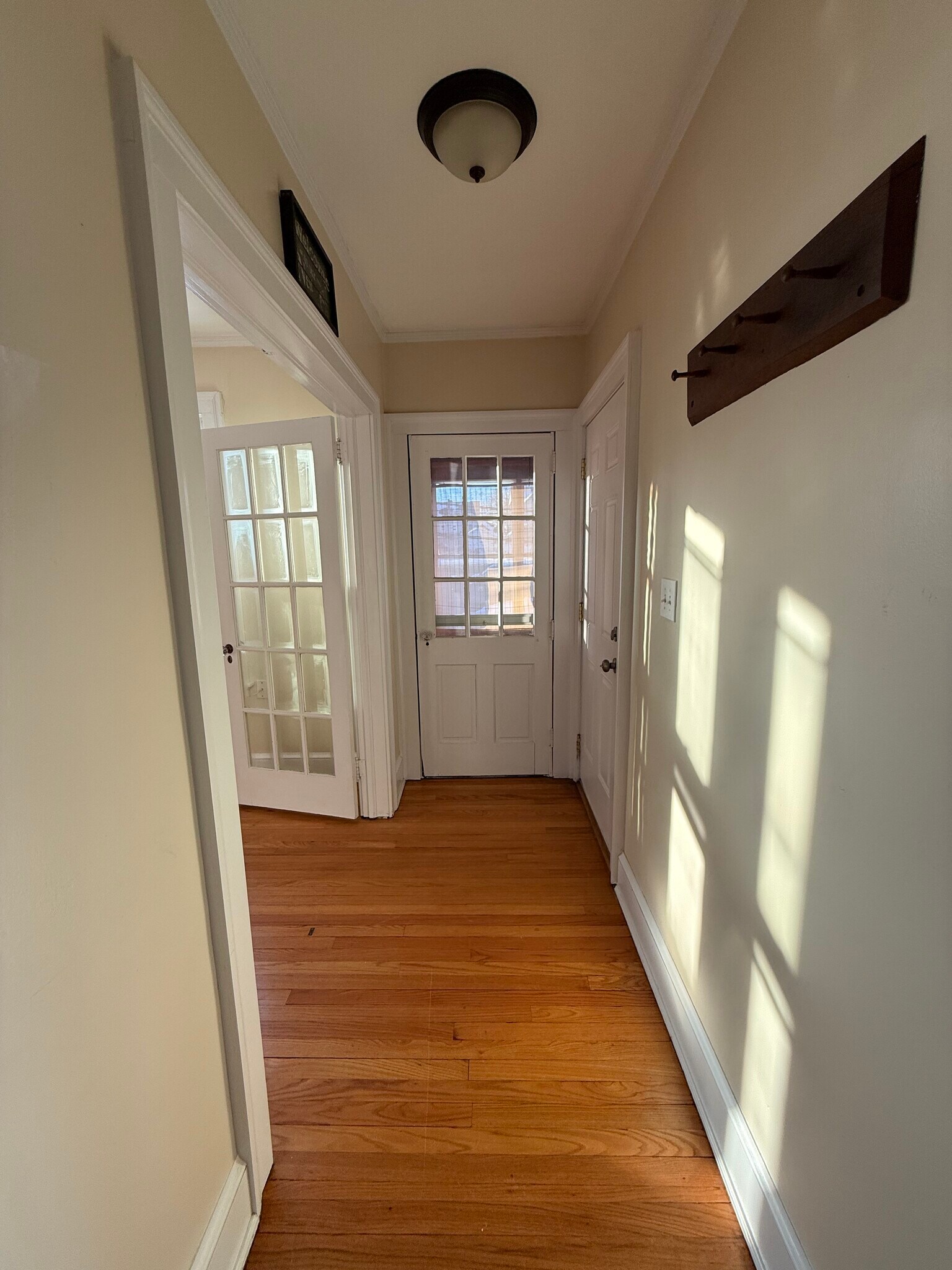 Front entrance. - 18 Roger St