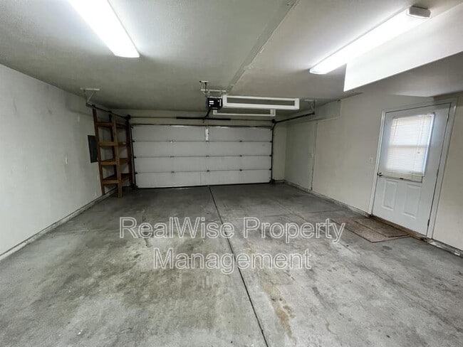 Building Photo - 1312 NE Tucson Way