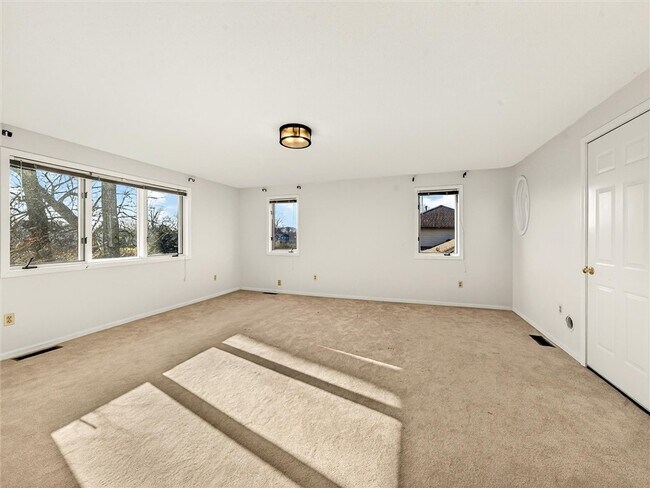 Building Photo - 9 Glen Valley Dr