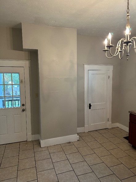 Building Photo - 303 S Alta Ave