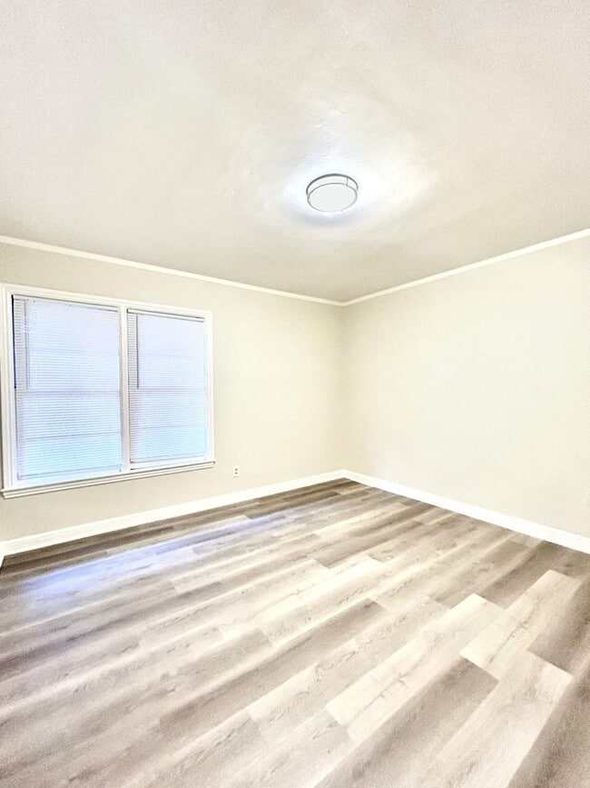 Building Photo - Remodeled 1 Bed/ 1 Bath Apartment in Burlingame Available NOW!