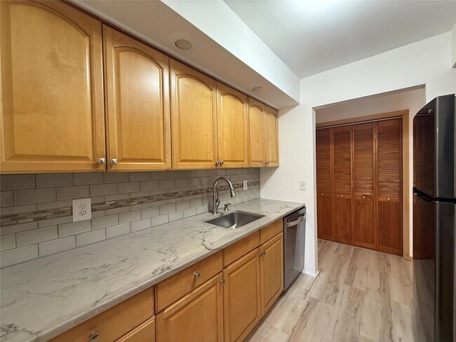 Building Photo - 1608 Cherry Hill Dr