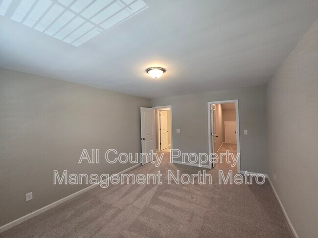 Building Photo - 490 Tall Pnes Ter