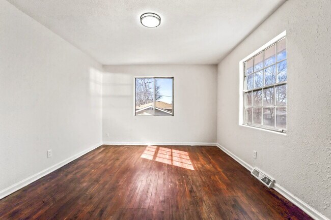 Building Photo - Beautifully Renovated 3 Bedroom Home in KCK Available Now!  1st Month's Rent is FREE!