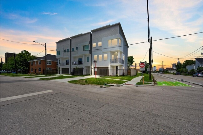 Building Photo - 2102 Live Oak St