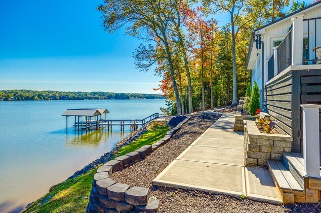 Building Photo - Beautiful Short term 2 bedroom 2 bath full...