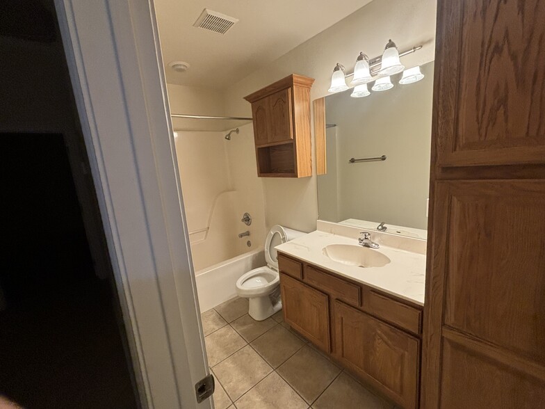 Half bath - 6210 W Milliken Bnd