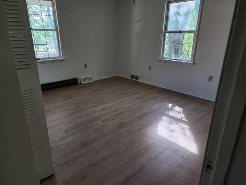 Building Photo - 132 W Seminary Ln