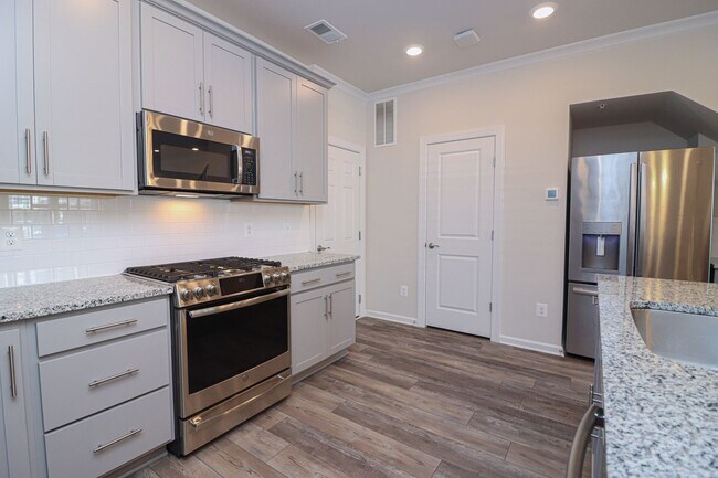 Building Photo - Stunning 3 Bed 2.5 Bath, Newer Condo-Style...