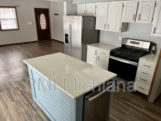 Building Photo - 19901 Oakdale Ave