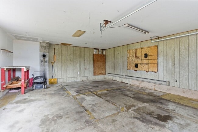 Building Photo - Charming 4 Bed, 2 Bath w/ Garage! *HOLIDAY SPECIAL: $1,000 OFF!*