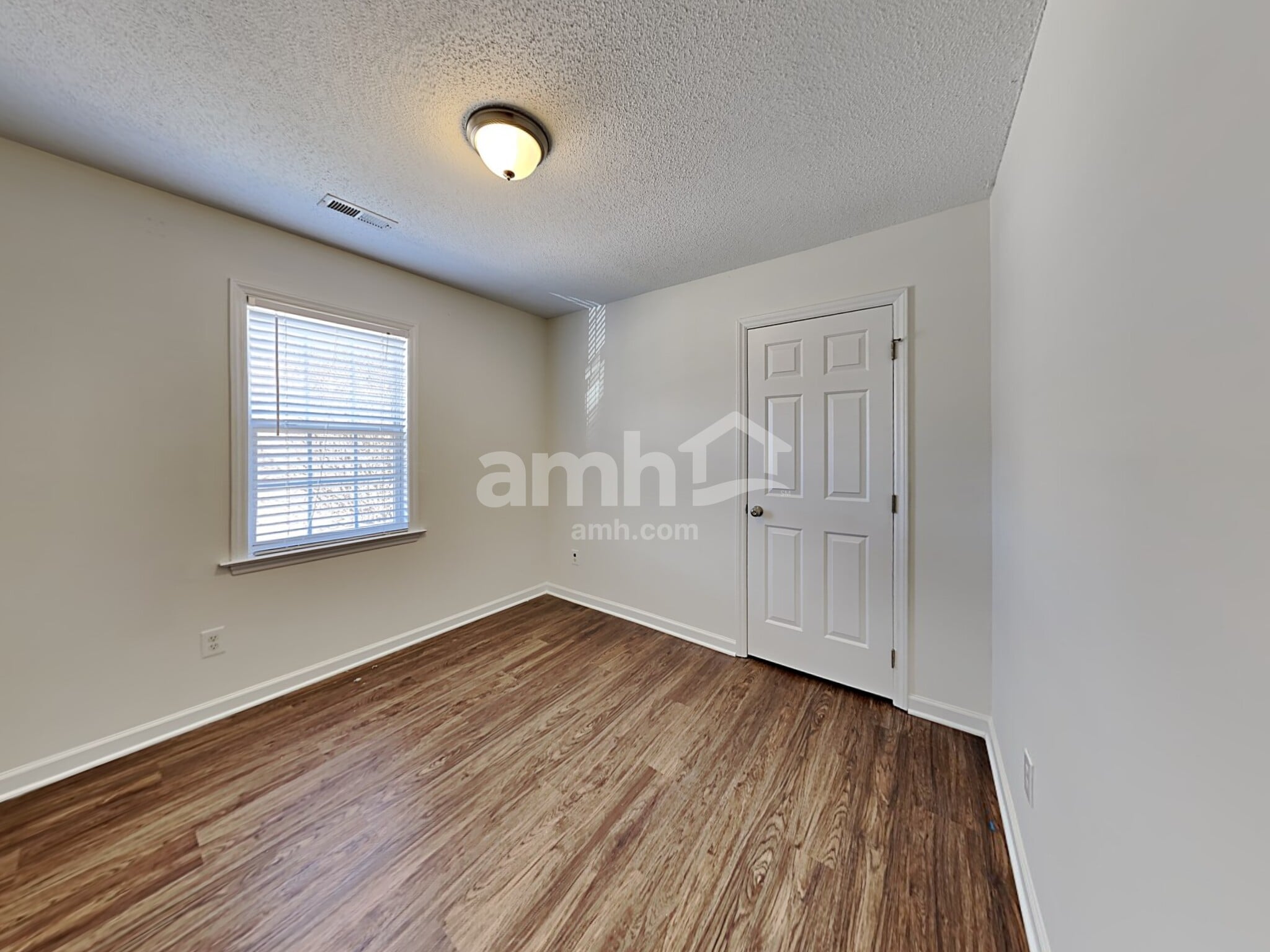 Building Photo - 241 Pinecroft Dr