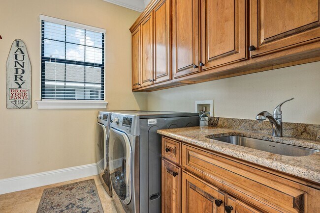 Building Photo - 2616 N Westmoreland Dr