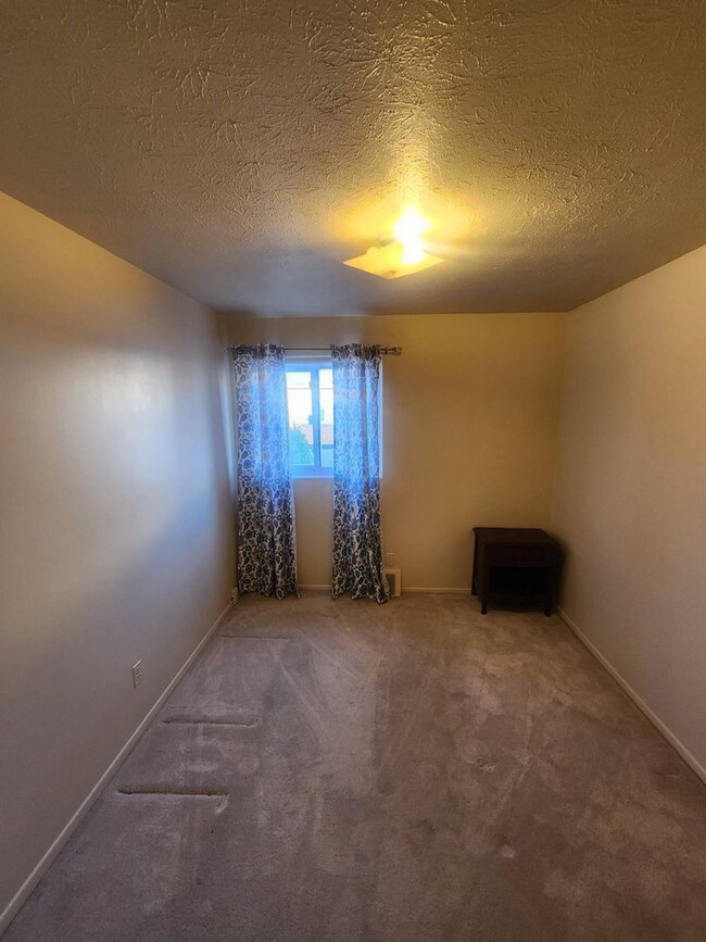 Building Photo - Charming 2-Bedroom Property in Prime Location