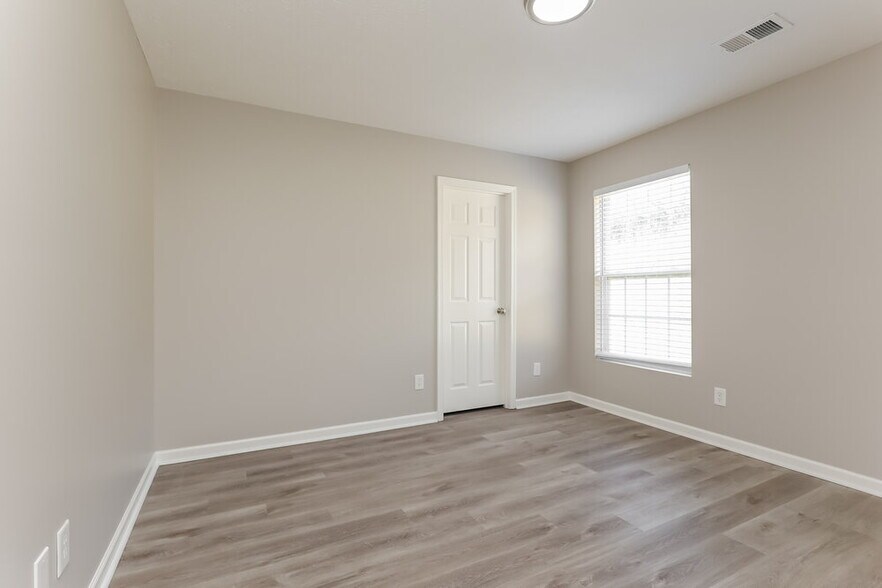 Building Photo - 2561 Jordan Ridge Dr