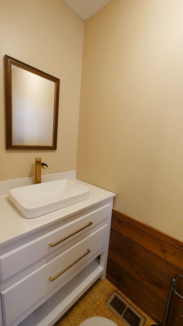 Building Photo - End Unit Townhouse with Full Basement 2BR ...