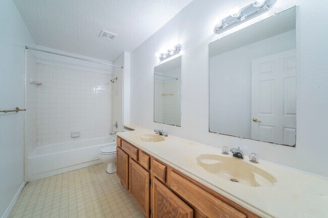 Building Photo - Spacious 4-Bedroom Home Across from the Pa...