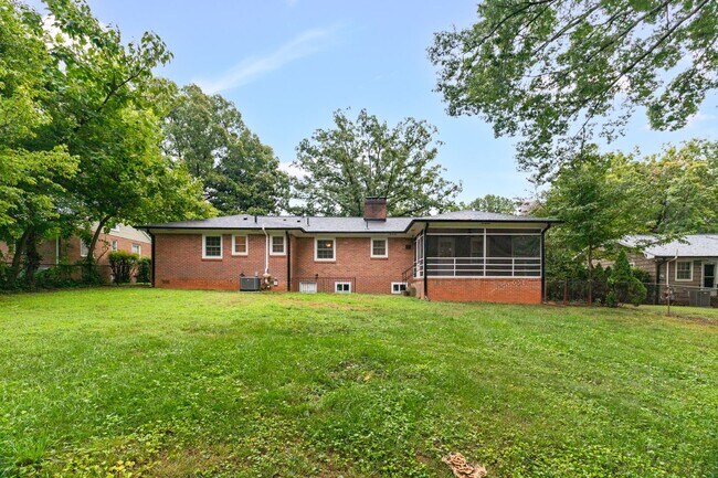 Building Photo - Beautiful 3 bedroom 2 1/2 bathroom Home with a Fenced-in Backyard in Winston!