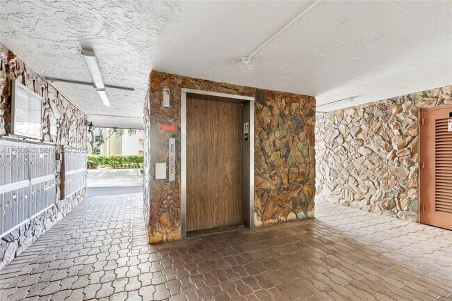 Building Photo - 321 SE 3rd St