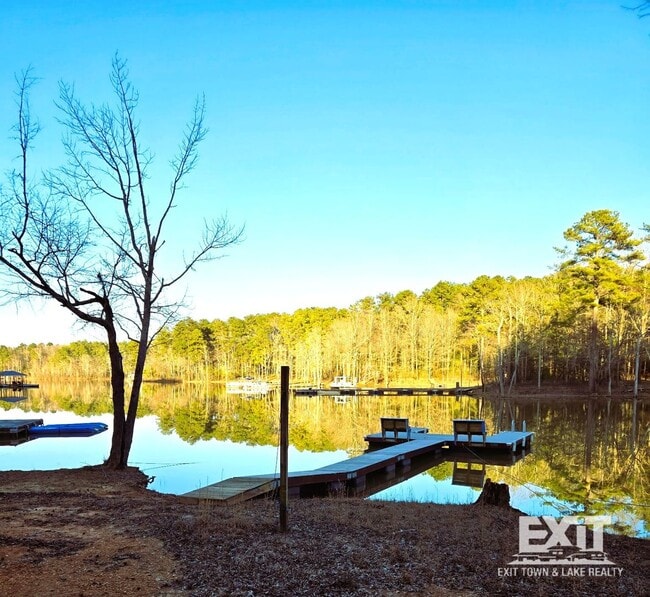 Building Photo - 4 Bedroom, 2 Bath Home Available on Kerr Lake with Private Dock