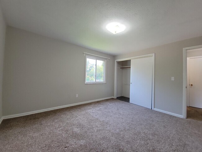 Building Photo - 22121 River Oaks Dr