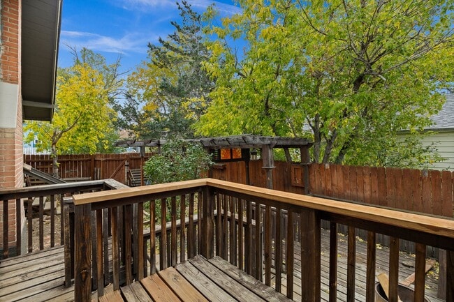 Building Photo - Big Tree Charmer 2 bed 1 bath.