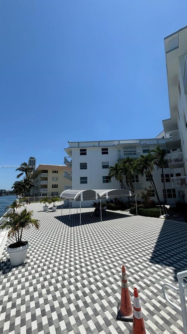 Building Photo - 1913 S Ocean Dr