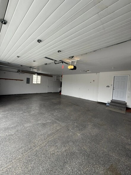 Building Photo - 1390 Stoneridge Dr